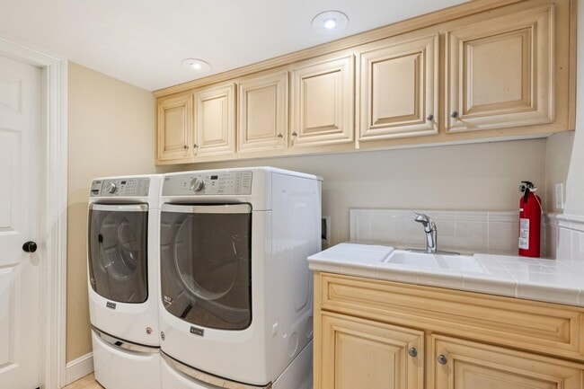 Building Photo - Luxurious Home in Downtown Palo Alto Available Now