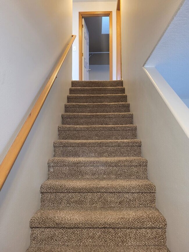 Building Photo - Beautiful 3 bedroom 2.5 bath home with lar...