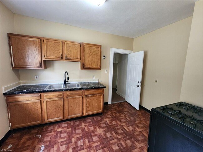 Building Photo - 1306/1308 E 134