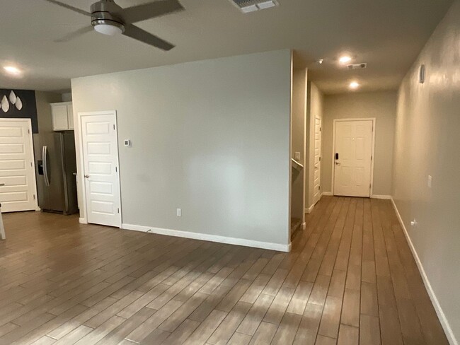 Building Photo - 4 Bedrooms and 2.5 Baths for Rent