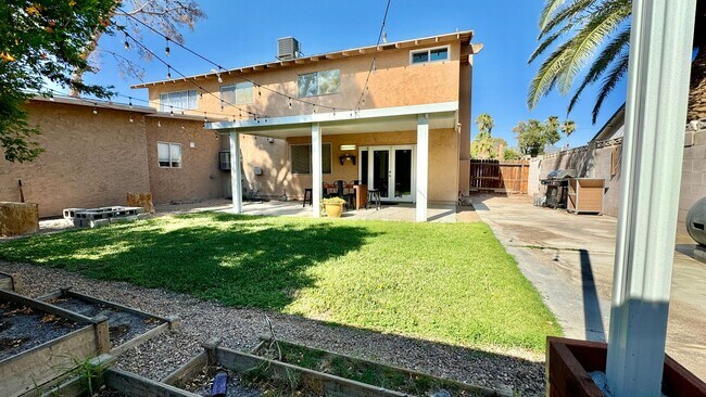 Building Photo - Gorgeous, renovated 4-bedroom home central...