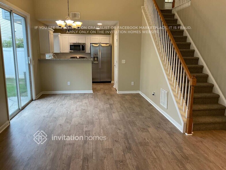 Building Photo - 573 W Oaks Dr