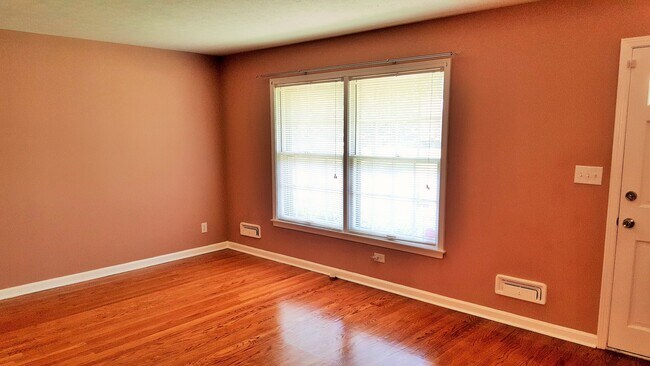 Building Photo - Great, 3 Bedrooms, 1.5 Baths, Brick Ranch ...