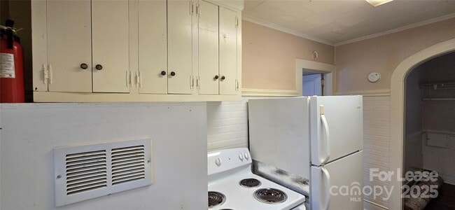 Building Photo - 206 Willow St SW