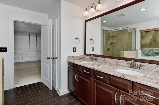 Building Photo - 549 Daventry Ct