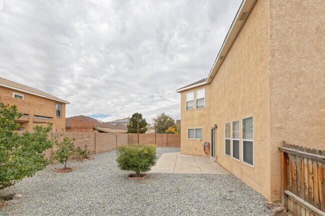Building Photo - I-40 freeway access nearby. Couple blocks ...