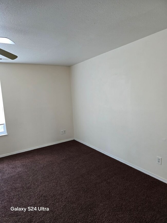 Building Photo - 2bd/1Ba Duplex.