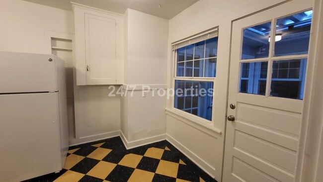 Building Photo - Large 1BD I 1BA Unit - Hawthorne Belmont!