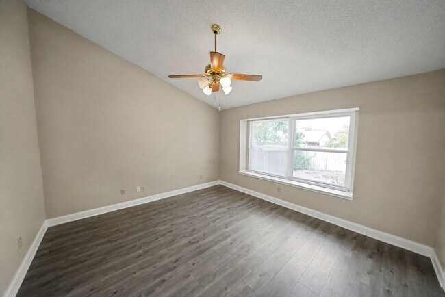 Building Photo - Great Home Near Randolph AFB - Realtor Com...