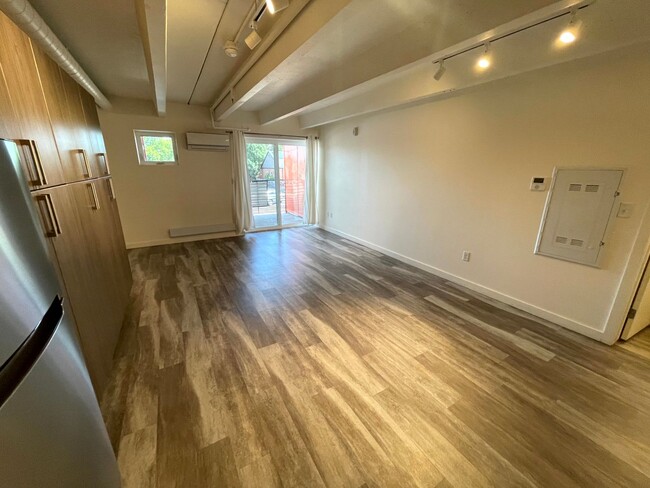 Building Photo - Cozy, Studio , 1 Bath Unit (Available Imme...