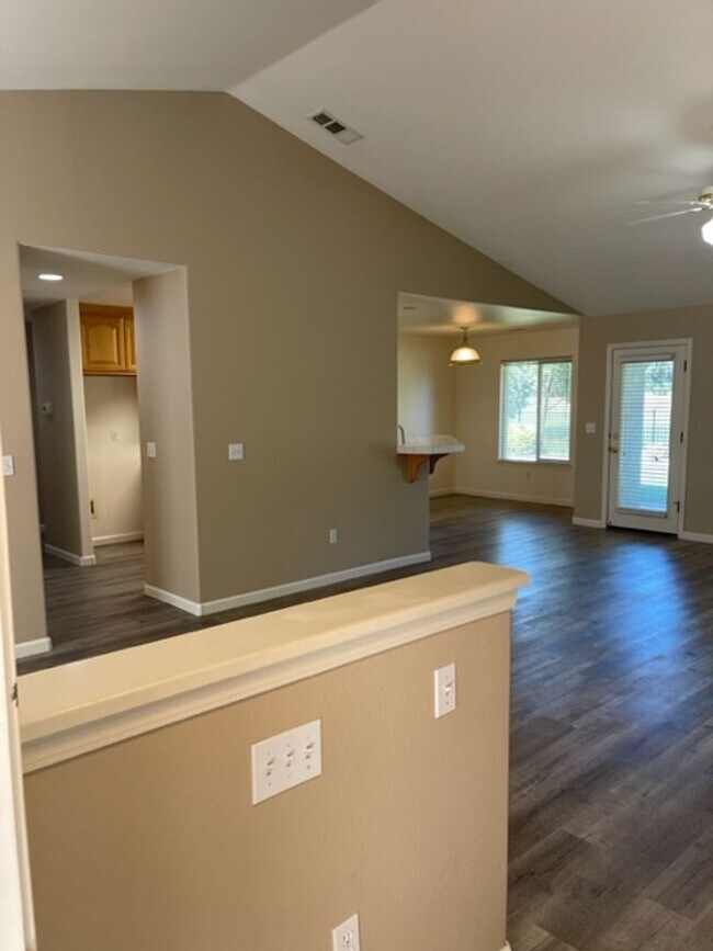 Building Photo - Home on Palo Cedro Golf Course!