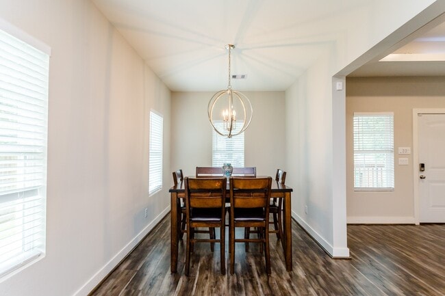 Building Photo - 110 Amundsen St