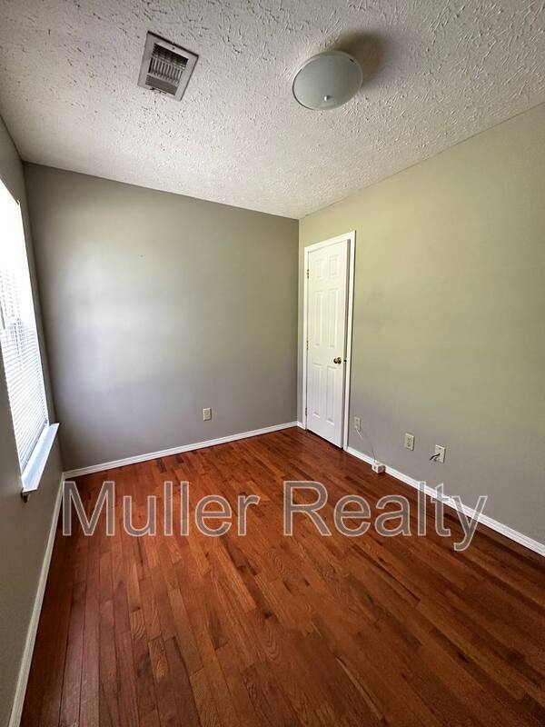Building Photo - 621 Latham Ave