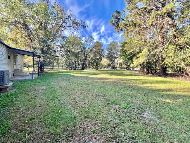 Building Photo - Three Bedroom Home with a Spacious Backyard