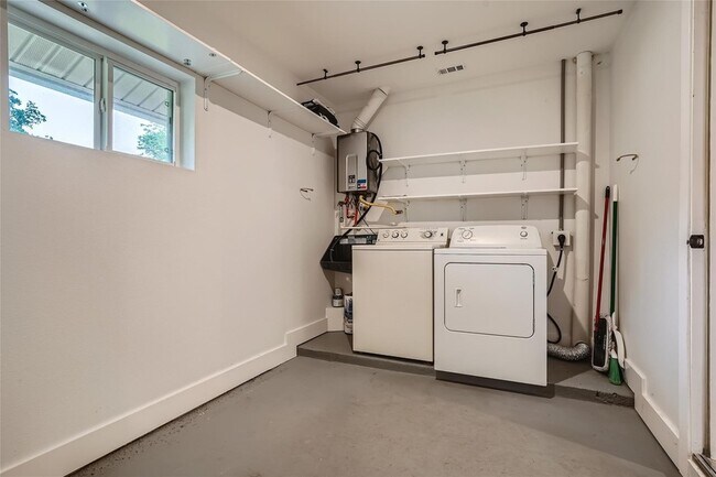 Building Photo - 507 Seminole Dr