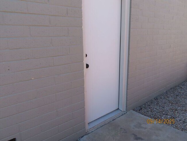 Building Photo - Heather ****$500 Off 1st Month Rent****