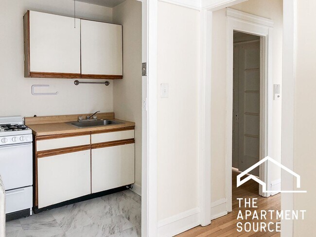 Building Photo - 518 W Cornelia Ave