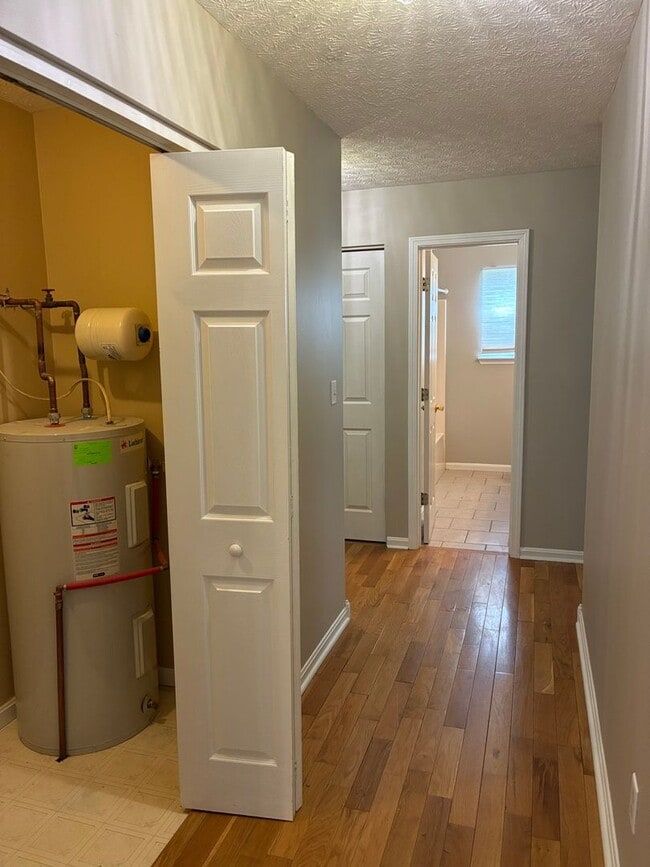 Building Photo - **NEW PRICE**   **New Paint**   **New Carpet**  Ready for YOU!!