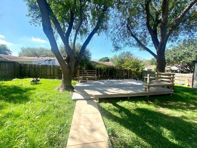 Building Photo - Remodeled 3 Bedroom 2 Bath  with cute back...