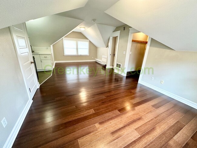 Building Photo - Gorgeous 1 Bedroom 1 Bath Top Floor Unit in Goose Hollow