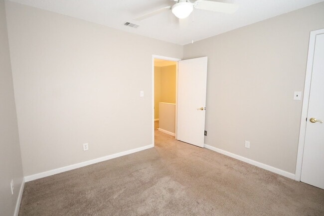 Building Photo - "Charming 2-Bed Townhouse with Cozy Fireplace in Prime Fort Walton Beach Location!"