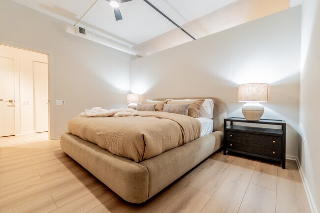 Building Photo - 240 E Illinois St