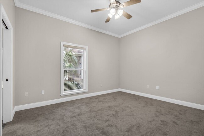 Building Photo - Spacious unfurnished 4B/3B home in Gated Community of Emerald Lakes