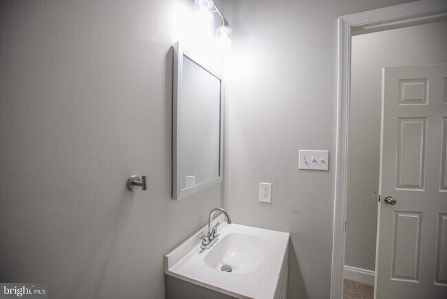 Building Photo - 530 N Montford Ave