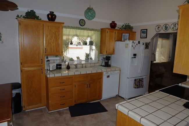 Building Photo - Oroville-Furnished-Turnkey-3 bedroom 2 bath home, hot tub, gazebo, landscaped yard, solar