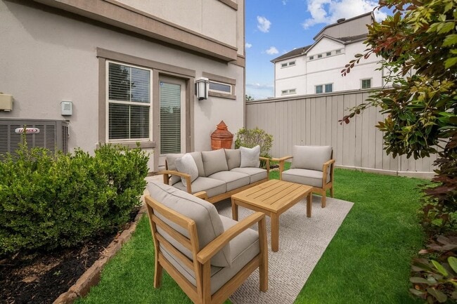 Building Photo - 803 Algona Ave