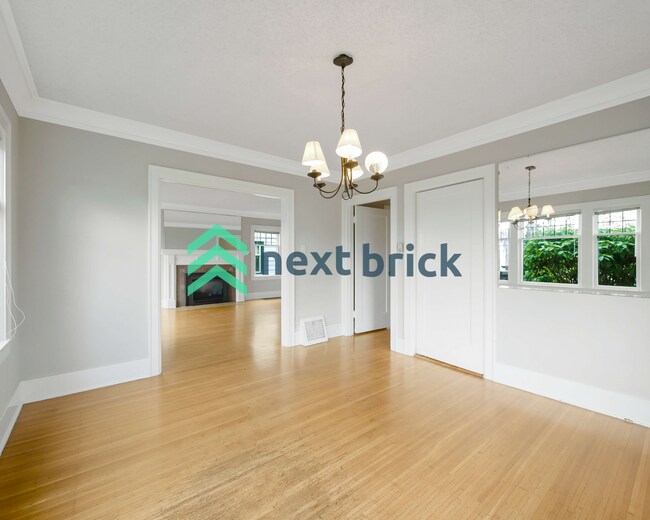 Building Photo - 4 Bed and 3 Bath Queen Anne Craftsman Hous...