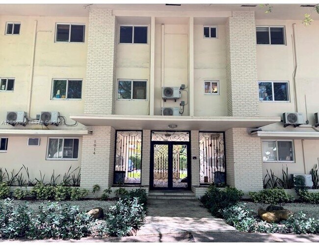 Building Photo - 1014 Salzedo St