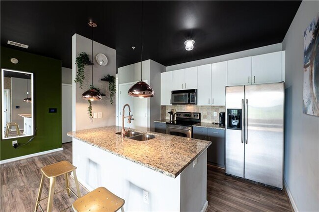 Building Photo - 898 Oak St SW