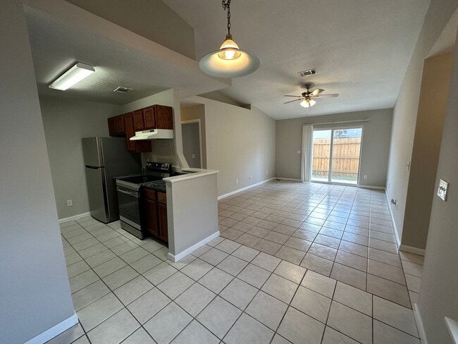 Building Photo - 2 Bedroom 2 bath unit for rent ~ water, se...