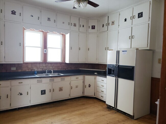 Building Photo - 5 bed 2 bath Single Family Home in Wausau