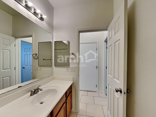 Building Photo - 15017 W Bloomfield Rd