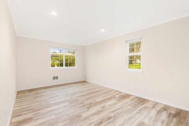 Building Photo - Beautifully updated Ground Floor 2 Bedroom...