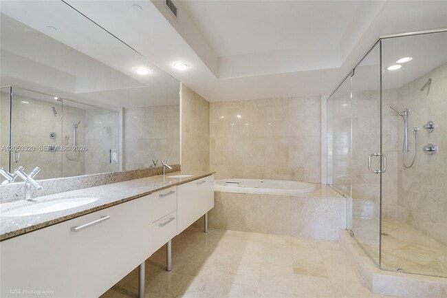 Building Photo - 17201 Collins Ave