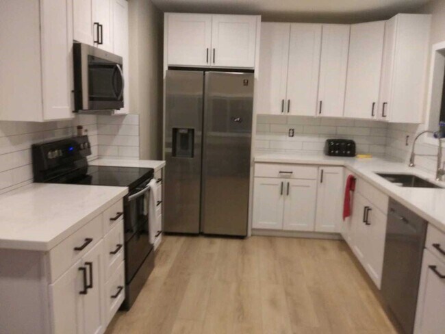 Building Photo - Newly Renovated Home in a Friendly, Active Neighborhood