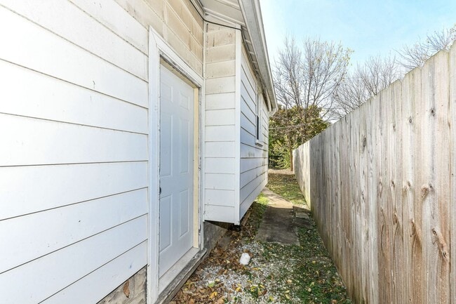 Building Photo - 802 N Denny St