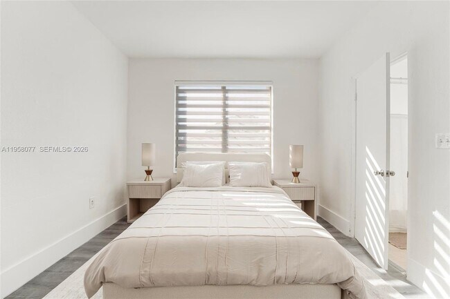 Building Photo - 301 SW 10th Ave