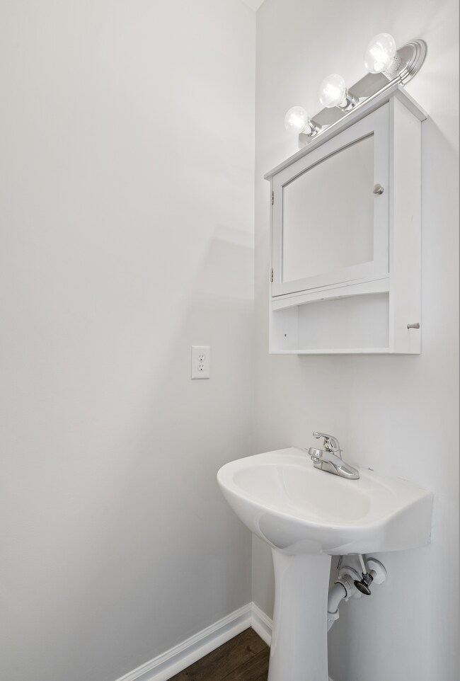 Building Photo - Spacious 3-Bed End-Unit Townhome in Durham