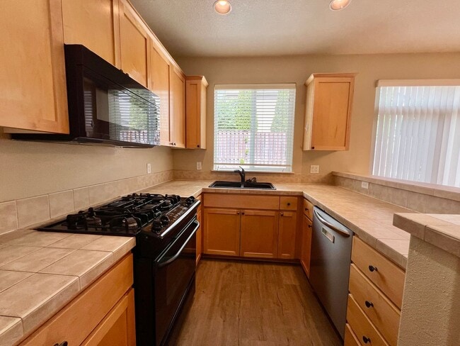 Building Photo - Beautiful 3-Bedroom Home in Hillsboro’s Desirable Arbor Roses Community!
