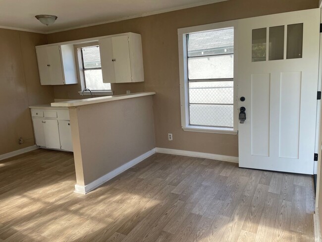 Building Photo - Move In ASAP!