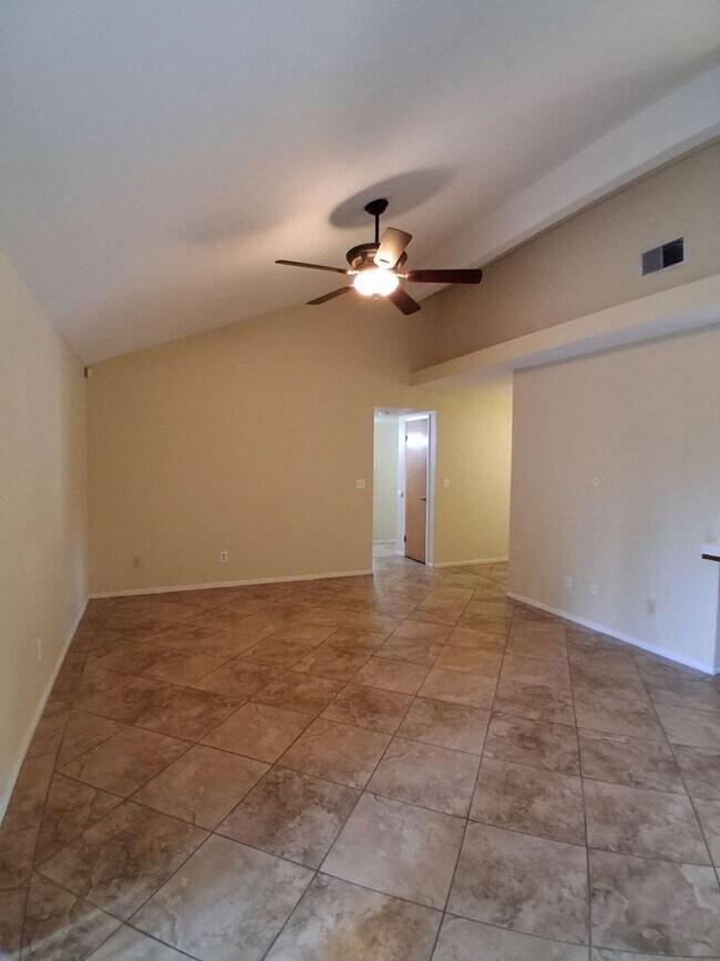 Building Photo - Charming Well-Maintained 3-Bed Fresno House!
