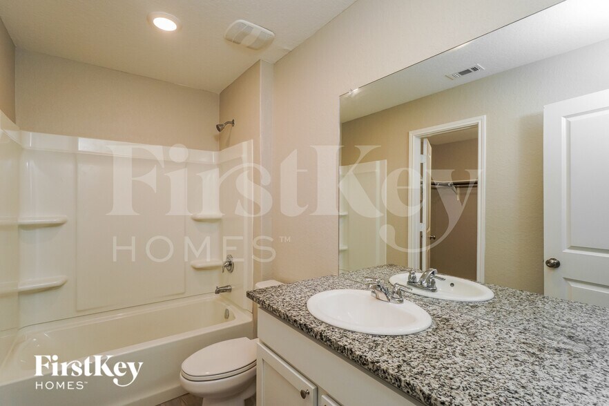 Building Photo - 2402 Double Oak Dr