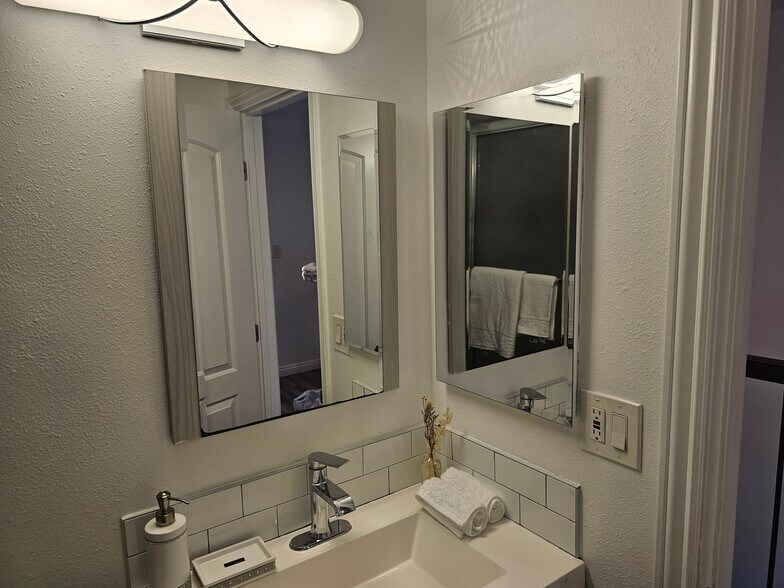 Building Photo - 6501 Vanalden Ave