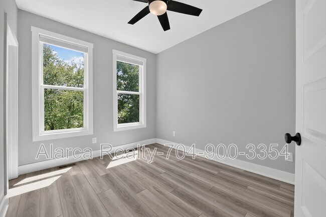Building Photo - 5018 Tiny Ln