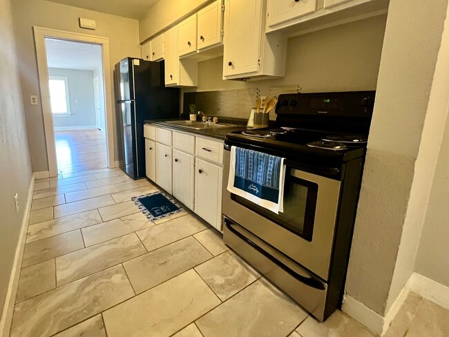 Building Photo - Updated DUPLEX + Minutes away from The Plaza, Paseo, Midtown, Uptown District!