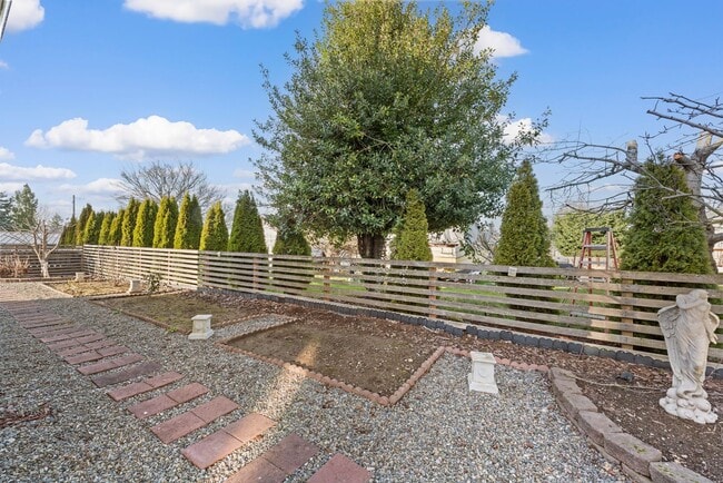 Building Photo - Amazing 4 beds/ 2.5 baths house in North Benson Hill/Renton.